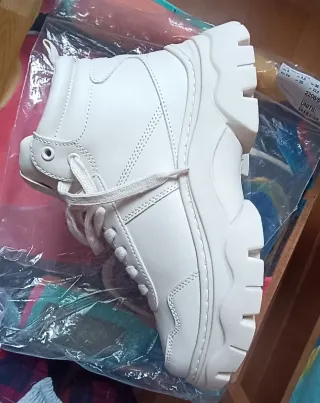 Zapatillas Zara beige.