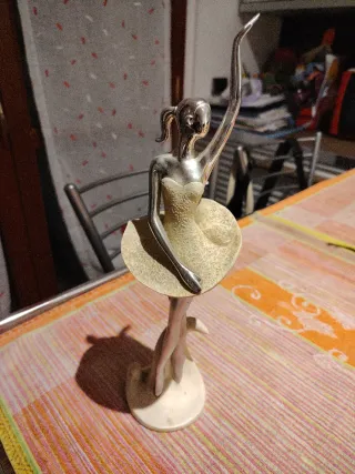 Ballerina in metallo e resina