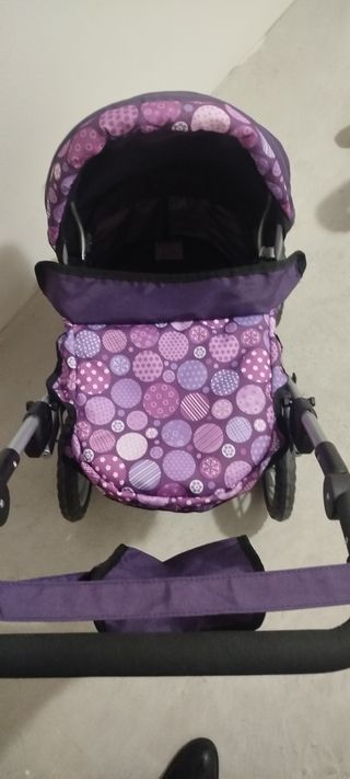 Cochecito de muñecas morado.