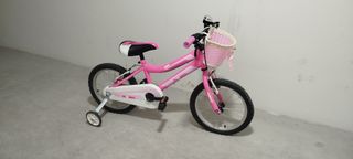 Cochecito de muñecas morado.