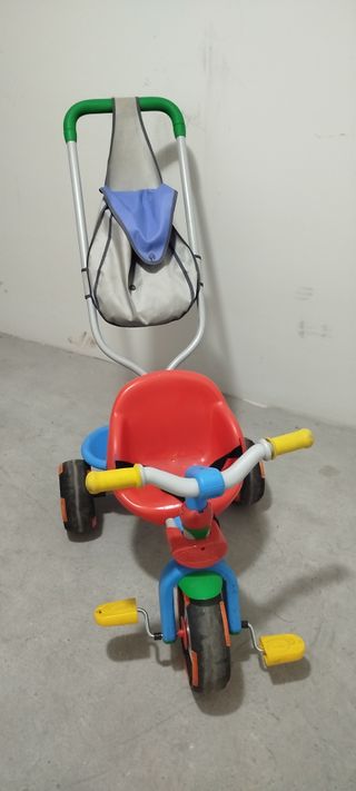 Cochecito de muñecas morado.