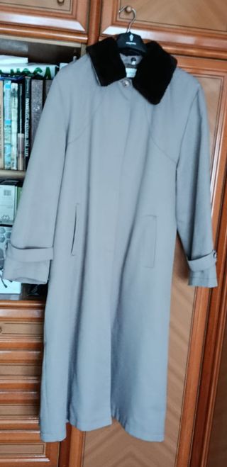 Gabardina beige mujer con cuello negro