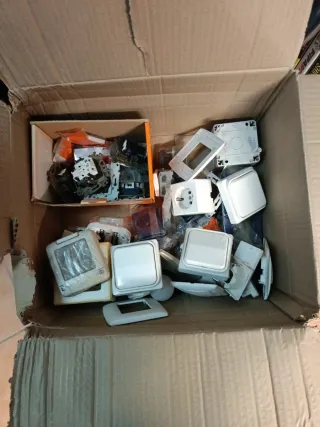 Lote mecanismos y marcos eléctricos