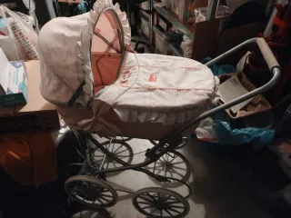 Cochecito de muñecas antiguo