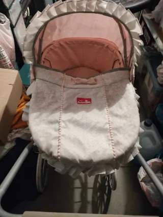 Cochecito de muñecas antiguo