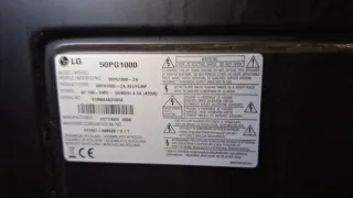 Tv grande vastante grande con soporte de pata