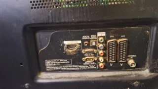 Tv grande vastante grande con soporte de pata