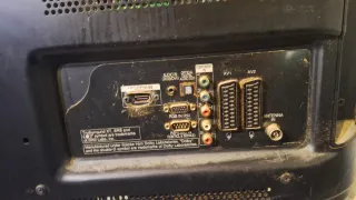 Tv grande vastante grande con soporte de pata