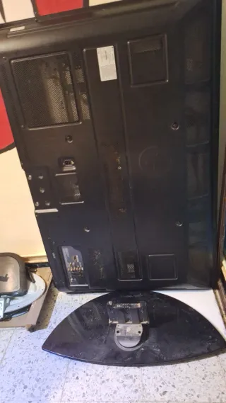 Tv grande vastante grande con soporte de pata