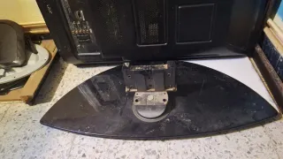 Tv grande vastante grande con soporte de pata