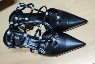 Zapatos Zara T-Strap Perlas Negro.