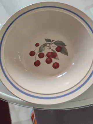 Plato antiguo con cerezas y borde azul