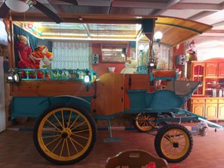 Carruaje madera y metal rociero.