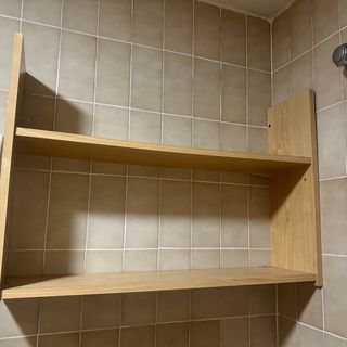 Estantería de madera beige y marrón