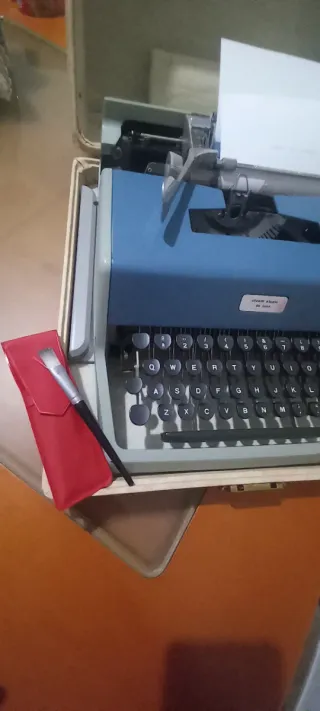Máquina de escribir Olivetti azul mod."Luxe"
