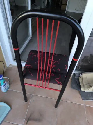 Sillas metálicas salón negras y rojas