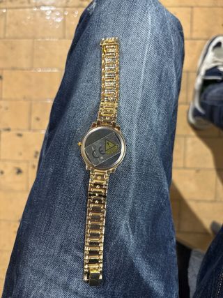 Orologio da polso dorato con strass