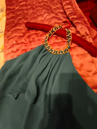 Vestido de fiesta verde con cadena dorada