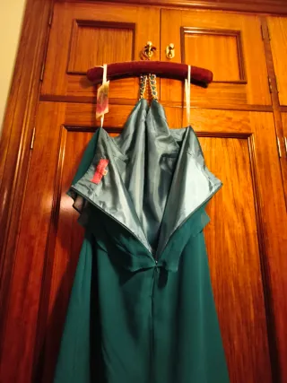 Vestido de fiesta verde con cadena dorada