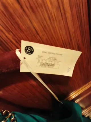 Vestido de fiesta verde con cadena dorada