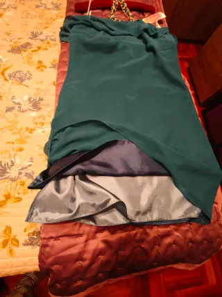 Vestido de fiesta verde con cadena dorada