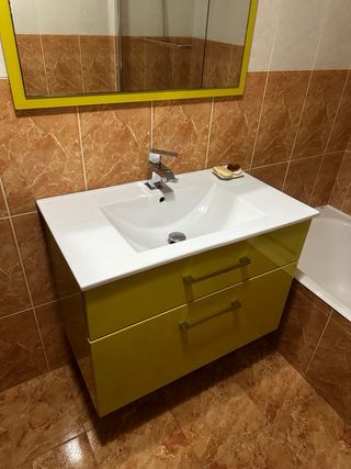 Lavabo de cerámica blanco con mueble verde