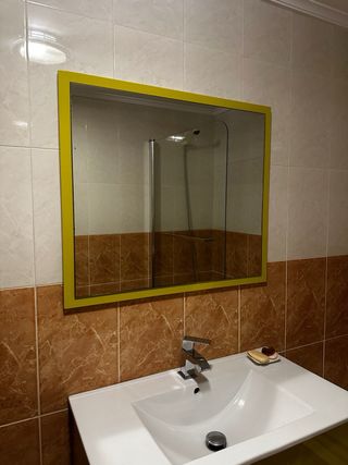 Lavabo de cerámica blanco con mueble verde