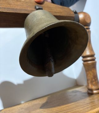 Campana antigua madera y metal convento