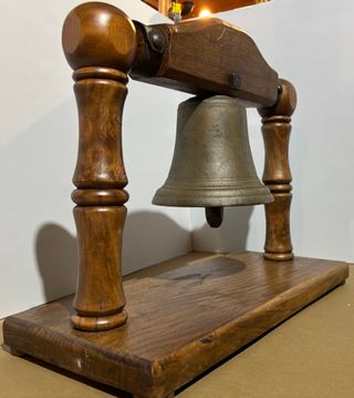 Campana antigua madera y metal convento