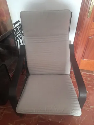 Butaca gris y el armazón en negro en buen estado