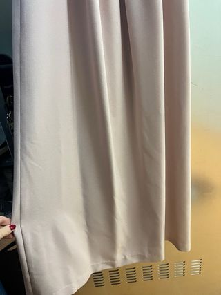 Vestido invitada nude con detalles dorados