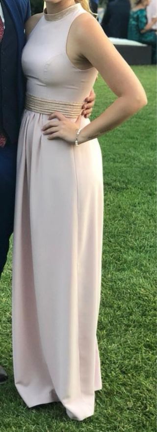 Vestido invitada nude con detalles dorados