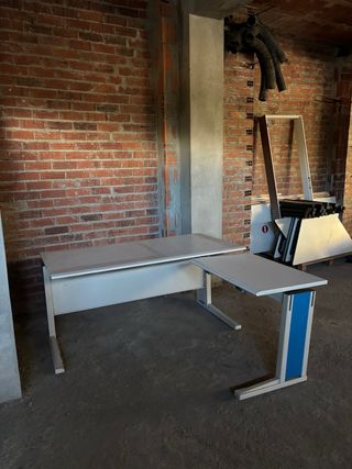 Scrivania ufficio in metallo e plastica