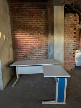 Scrivania ufficio in metallo e plastica