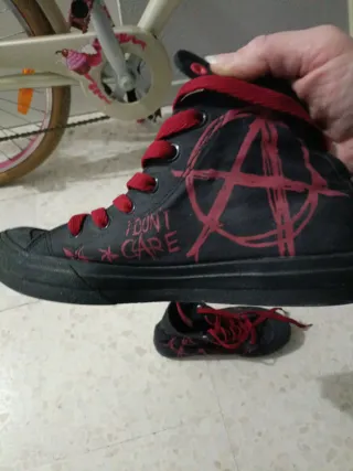 Botas  negras con cordones rojos