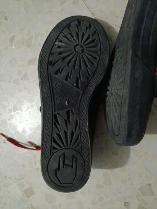 Botas  negras con cordones rojos