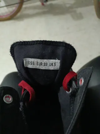 Botas  negras con cordones rojos