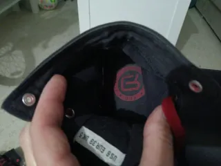 Botas  negras con cordones rojos