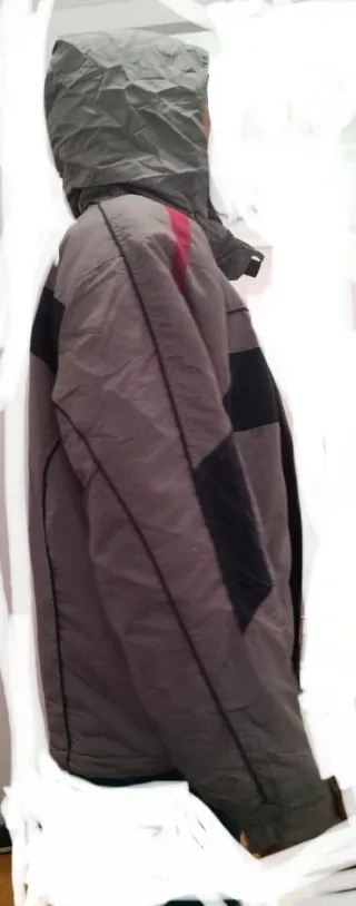 Chaqueta gris con lineas negras y rojas