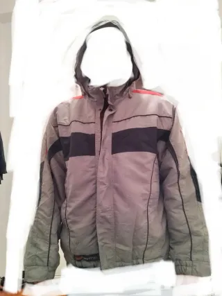 Chaqueta gris con lineas negras y rojas