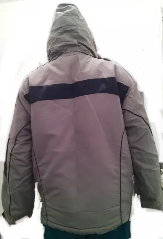 Chaqueta gris con lineas negras y rojas