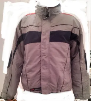 Chaqueta gris con lineas negras y rojas