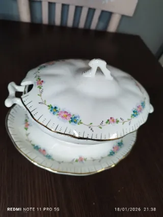 Salsera antigua de porcelana con flores