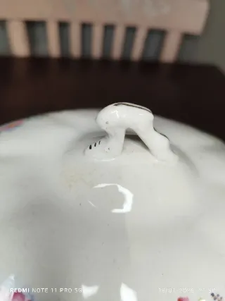 Salsera antigua de porcelana con flores