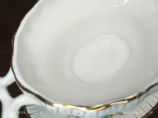 Salsera antigua de porcelana con flores