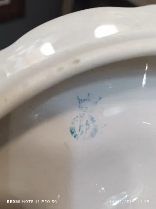 Salsera antigua de porcelana con flores