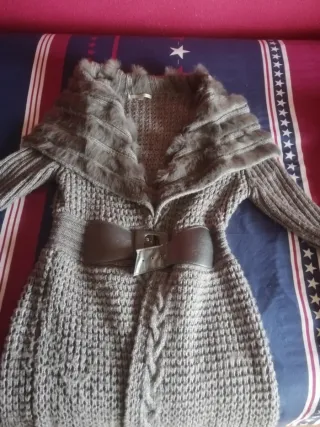 Chaqueta de punto con cinturón y pelo