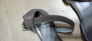 Zapatos planos ante color topo.