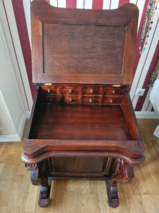 Escritorio de madera con cajones