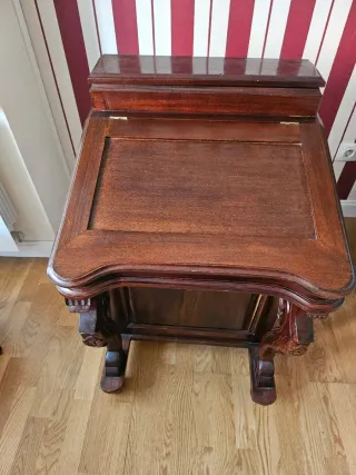 Escritorio de madera con cajones